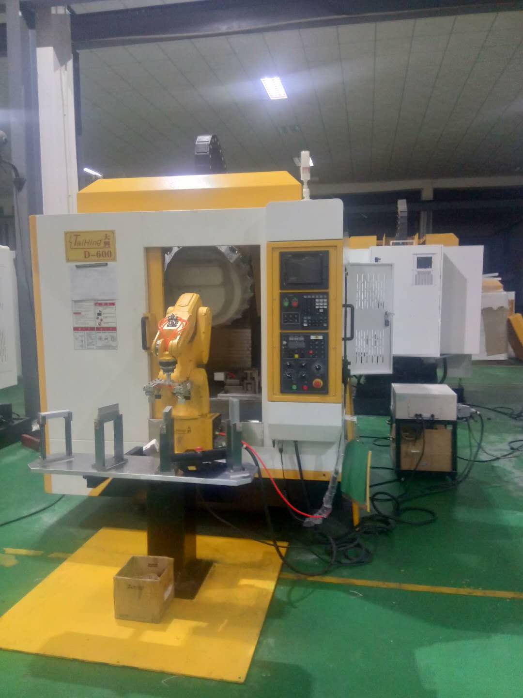 高速钻孔攻牙机D-600 (带机械手，全自动上下料）